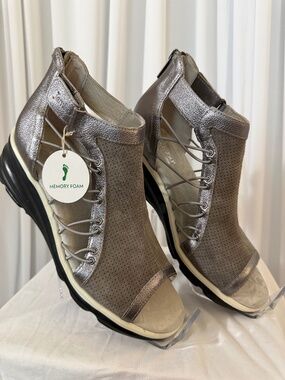 Jambu Naomi Metallic Leather Memory Foam Wedge Sandals 8M NWOB